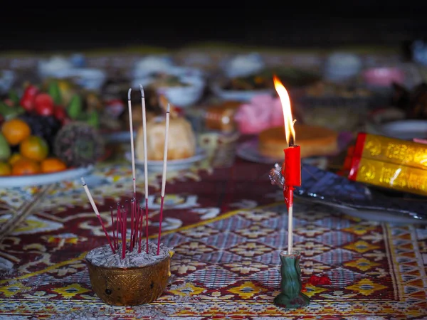 中国新年庆祝的背景 在食物模糊的背景上放上燃烧的红色蜡烛 — 图库照片