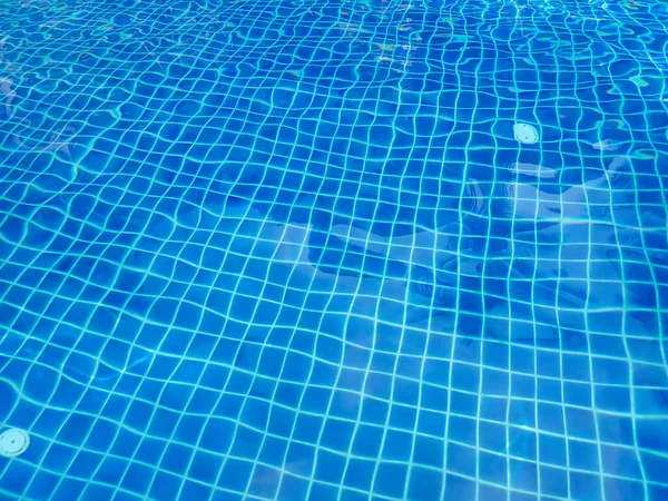 Ondulação Fluxo Com Ondas Fundo Piscina Com Azulejos Azuis Fundo — Fotografia de Stock