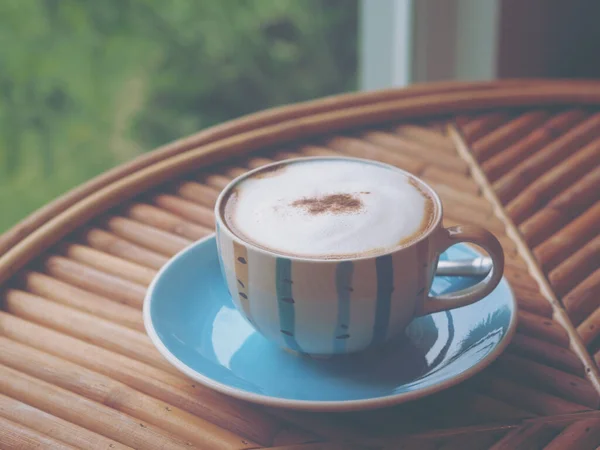 Close Cappuccino Koffiebeker Met Melkschuim Oppervlak Houten Tafel Vintage Filter — Stockfoto