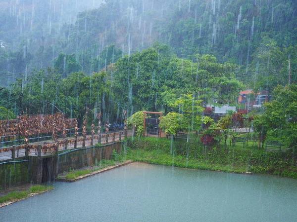 Těžký Deštivý Den Mostě Vesnici Tong Pilok Těžba Malými Dřevěnými — Stock fotografie