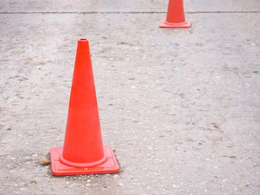 Beton yolda boş turuncu trafik konisini kapat.