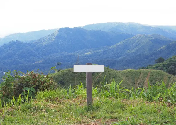 Empty White Board Signpost Viewpoint Mountain — Zdjęcie stockowe