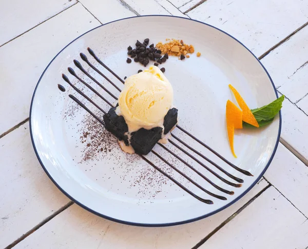 Close Vanilla Scoop Ice Cream Beownie Cake Chocolate Sauce Decorated — 스톡 사진