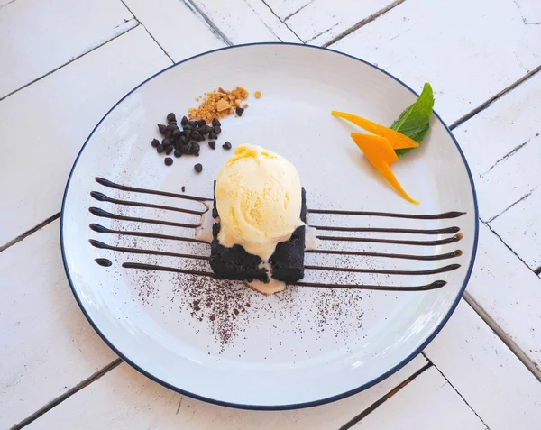 Close Vanilla Scoop Ice Cream Beownie Cake Chocolate Sauce Decorated — Foto Stock