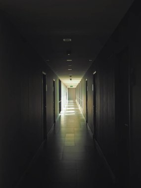Gün batımında apartmanda ya da dairede cam pencereli koridor.