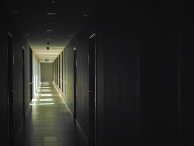 Gün batımında apartmanda ya da dairede cam pencereli koridor.
