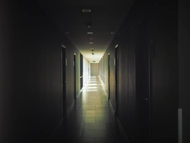 Gün batımında apartmanda ya da dairede cam pencereli koridor.