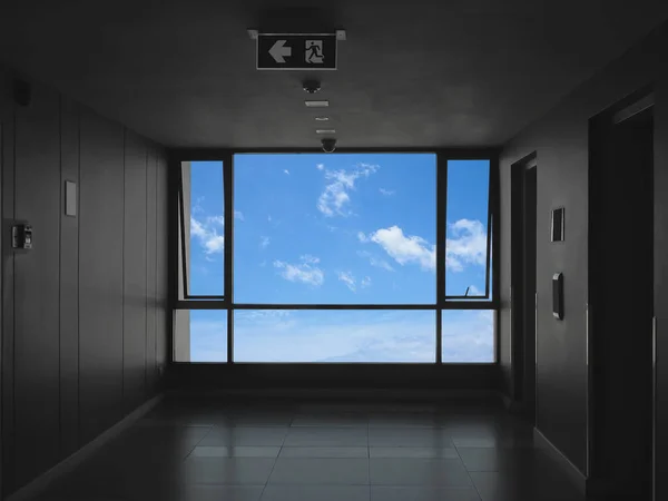 Fenêtre Verre Sur Fond Ciel Bleu Dans Couloir Face Des — Photo