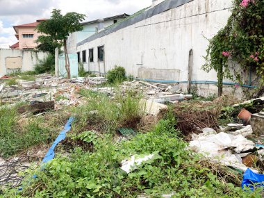 Yapı atıklarıyla ıssız arazi ve çöplerin atıldığı yer..