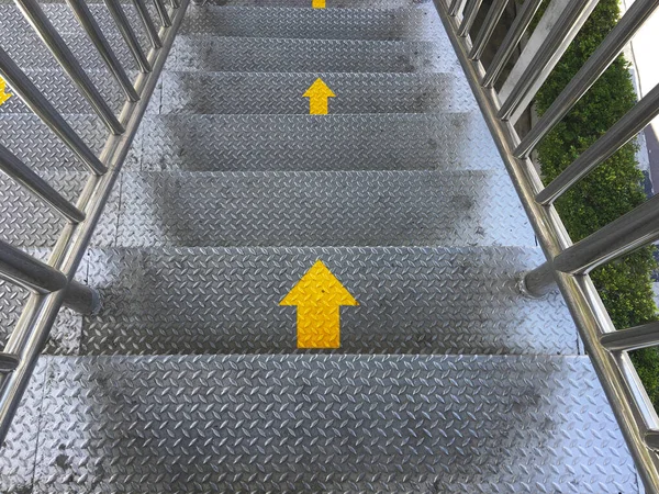 Żółte Strzałki Kierunek Podłodze Chodnika Drugiej Stronie Ulicy Dla Bezpieczeństwa — Zdjęcie stockowe