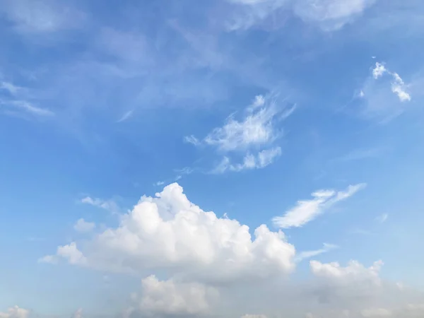 Blå Himmel Och Vitt Moln För Naturlig Bakgrund — Stockfoto