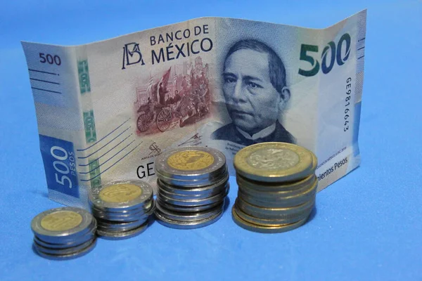 500 pezoluk Meksika banknotu ve masaya istiflenmiş paralar.