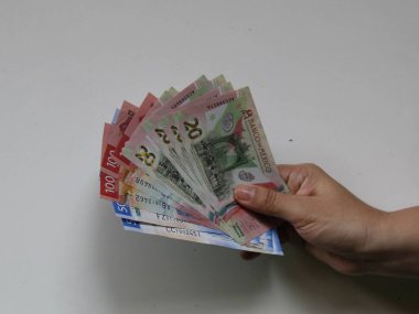 Meksika banknotları farklı mezheplerden olan bir kadının eli