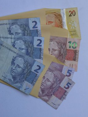 Sarı zarflar içinde Brezilya banknotları, yukarıdan görünüm