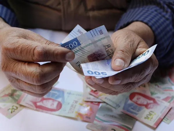 Manos Anciano Sosteniendo Contando Billetes Mexicanos —  Fotos de Stock