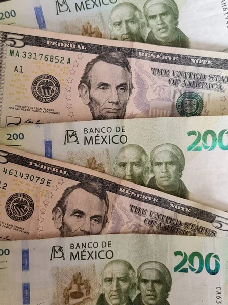 墨西哥钞票堆积起来 面值为200比索和5美元 — 图库照片