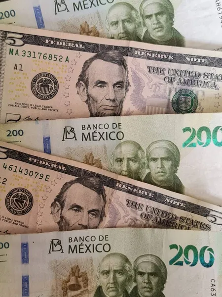 Stacked Mexican Banknotes 200 Pesos American Five Dollars Bills — Stock Photo, Image