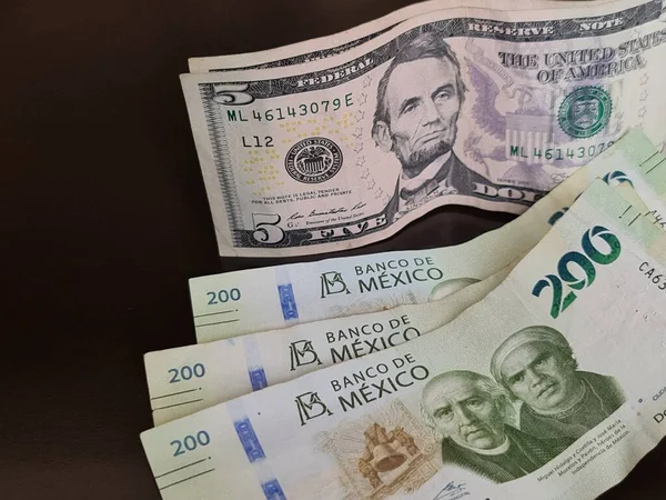 Gestapelte Mexikanische Banknoten 200 Pesos Und Amerikanische Fünf Dollar Scheine — Stockfoto