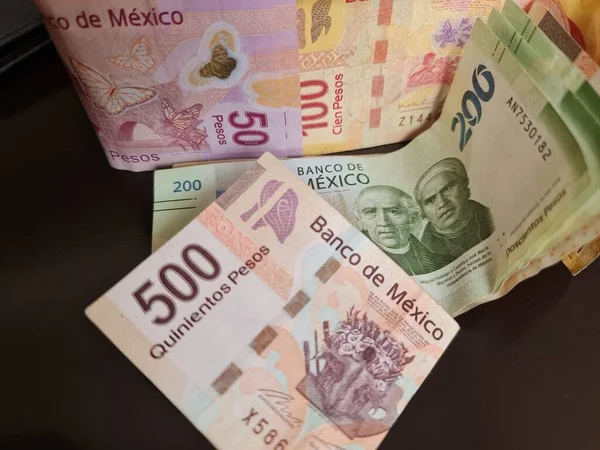 Mexikanische Banknoten Unterschiedlicher Stückelung Auf Braunem Hintergrund — Stockfoto