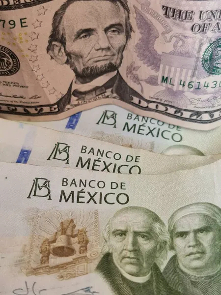 メキシコの200ペソとアメリカの5ドル紙幣へのアプローチは — ストック写真