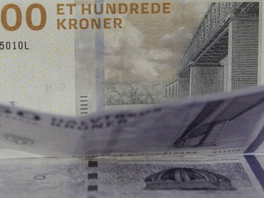 Yığılırken farklı değerlerde Danimarka banknotlarına yaklaşım
