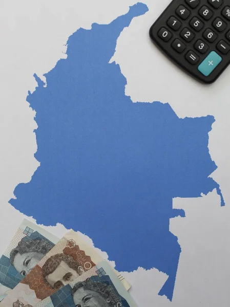 Banknoty Kolumbijskie Kalkulator Niebieskiej Mapie Kolumbijskiej — Zdjęcie stockowe