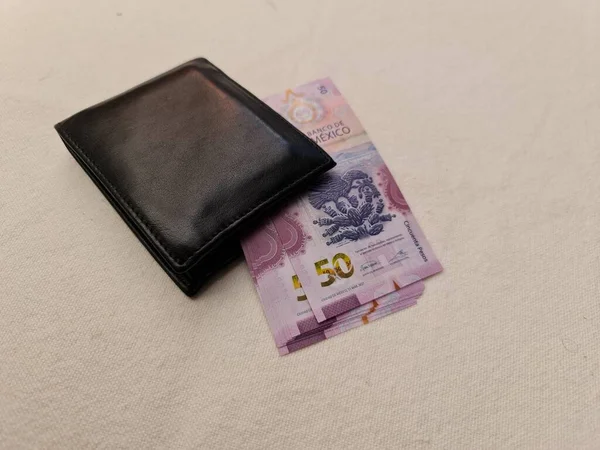 Mexikanische Banknoten Fünfzig Pesos Und Schwarze Ledertasche — Stockfoto