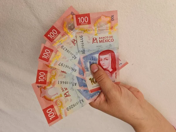 Hand Van Een Vrouw Met Mexicaanse Bankbiljetten Van 100 Pesos — Stockfoto