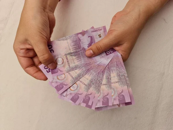 멕시코에서 페소짜리 지폐를 여자의 — 스톡 사진