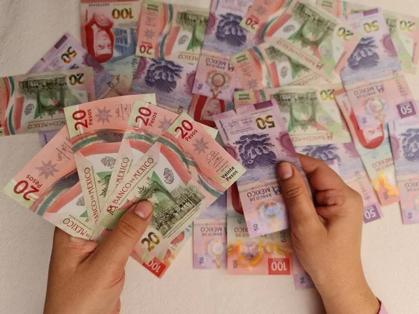 Manos Una Mujer Sosteniendo Contando Billetes Mexicanos —  Fotos de Stock