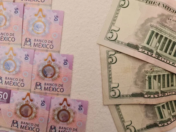 Gestapelde Mexicaanse Bankbiljetten Amerikaanse Dollars Biljetten Rechtenvrije Stockfoto's