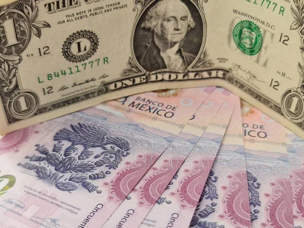 Προσέγγιση Στα Μεξικανικά Τραπεζογραμμάτια Των Πενήντα Πέσος Και Αμερικανικό Χαρτονόμισμα Εικόνα Αρχείου