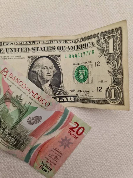 Μεξικάνικα Τραπεζογραμμάτια Των Είκοσι Πέσος Και Αμερικανικό Χαρτονόμισμα Ενός Δολαρίου Εικόνα Αρχείου