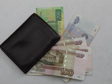 Rus banknotlarında farklı değerlerde deri cüzdan, yukarıdan görünüm