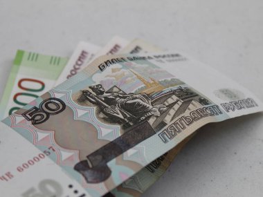 Masaya istiflenmiş Rus banknotlarına yaklaşım