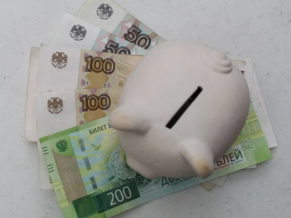 Skarbonka Rosyjskich Banknotach Różnych Nominałach Widok Góry — Zdjęcie stockowe