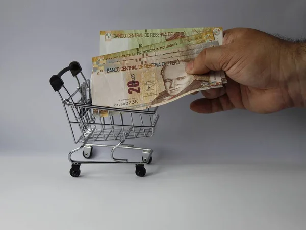Hand Van Een Man Die Peruviaanse Bankbiljetten Een Winkelwagen Stopt — Stockfoto