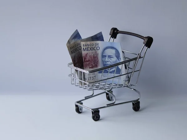 Mexikanische Banknoten Einem Einkaufswagen Auf Weißem Hintergrund — Stockfoto