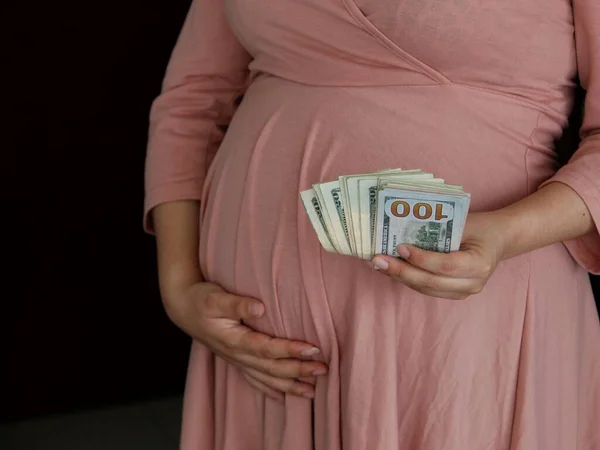 Hand Van Een Zwangere Vrouw Met Amerikaanse Dollar Geld Rechtenvrije Stockafbeeldingen