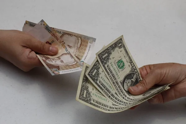Mãos Trocando Notas Peruanas Notas Dólares Americanos — Fotografia de Stock