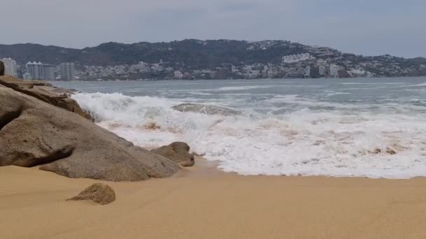 Meksika Acapulco Sahilindeki Kayalıklarda Deniz Dalgaları Kırılıyor — Stok video