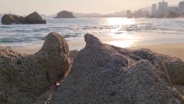 Blick Auf Einige Felsen Mit Wellen Hintergrund Strand Von Acapulco — Stockvideo