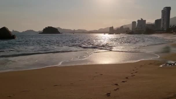 下午在Acapulco主要海湾的海滩上的海浪 — 图库视频影像