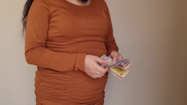 手握和计数巴西钞票的孕妇的手 — 图库视频影像