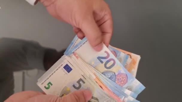 Manos Hombre Que Cuenta Billetes Europeos Mesa Cristal — Vídeos de Stock