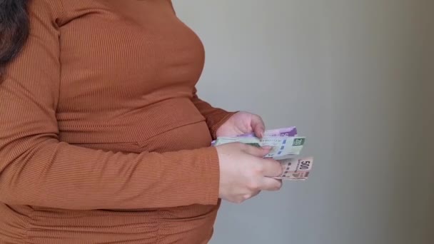 Manos Una Mujer Embarazada Sosteniendo Contando Billetes Mexicanos — Vídeo de stock