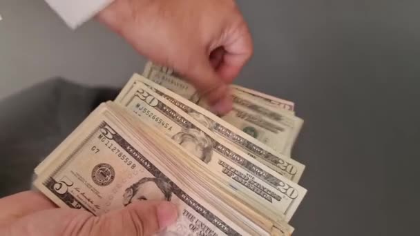 Mani Uomo Che Conta Banconote Dollari Americani Sul Tavolo Vetro — Video Stock