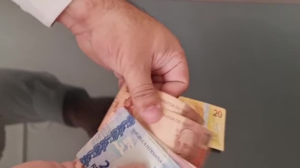 Hände Eines Mannes Der Brasilianische Banknoten Auf Dem Glastisch Zählt — Stockvideo