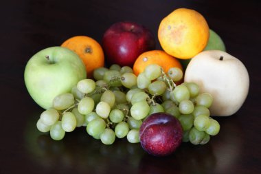 Masaya yığılmış çeşitli tropikal meyve çeşitleri