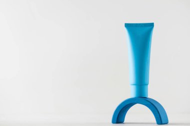  Kozmetik ürünlü mavi tüp, arka planda krem.. 